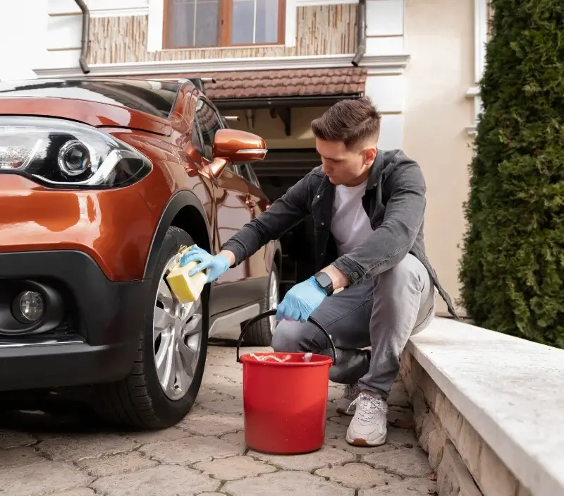 Lavage auto à domicile Sarceaux : professionnel intervenant sur un véhicule